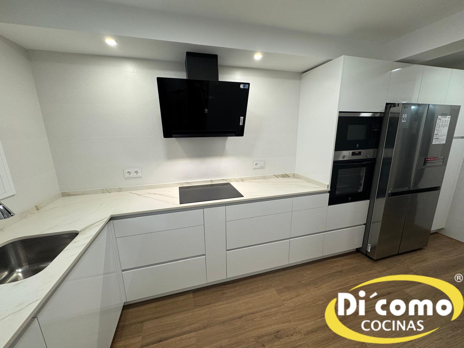 Elegancia atemporal: una cocina en blanco con toques de contraste en negro