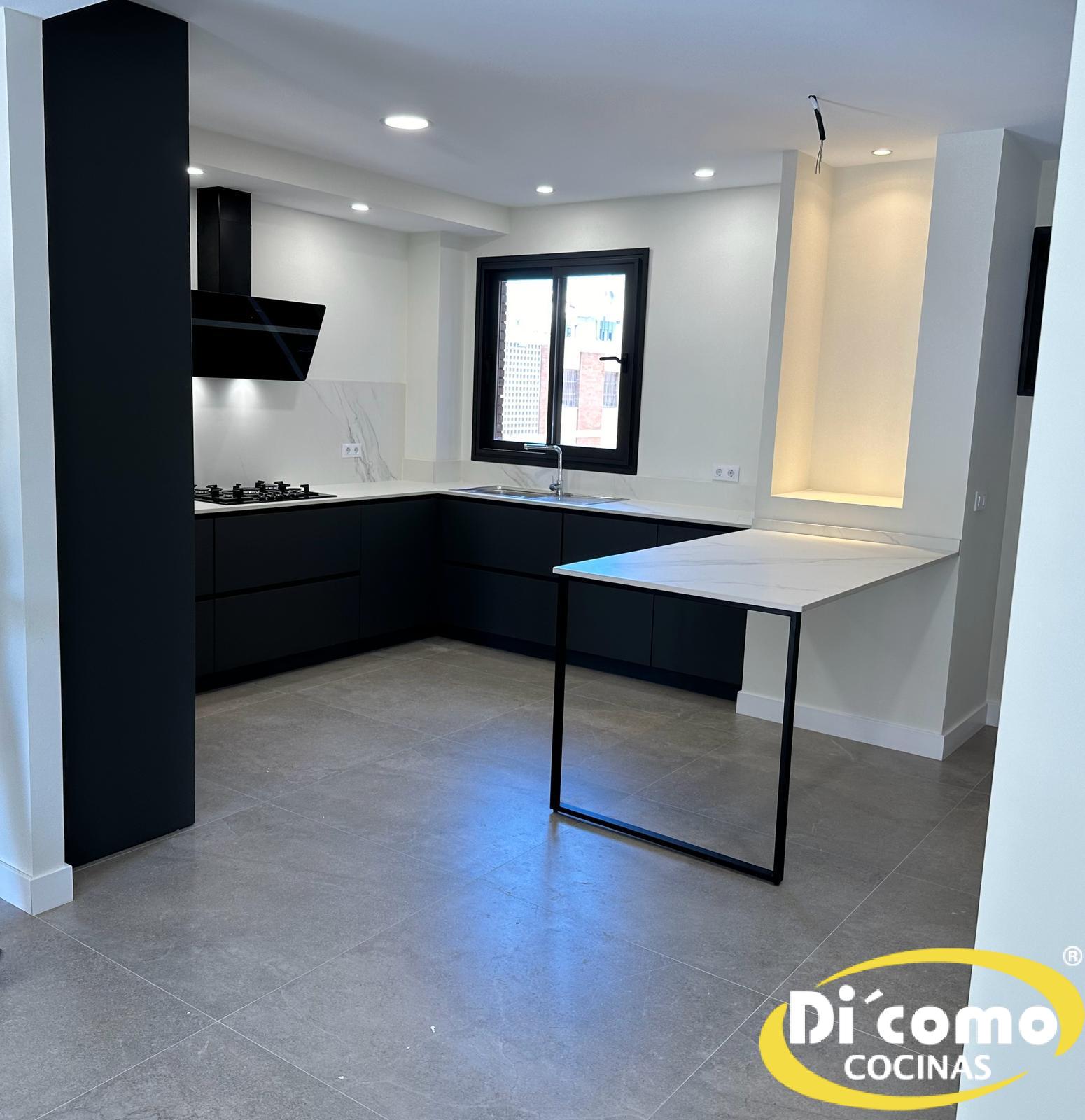 Cocina Moderna con Contrastes en Negros y Blancos: Encimeras Laterales y Campanas Extractoras