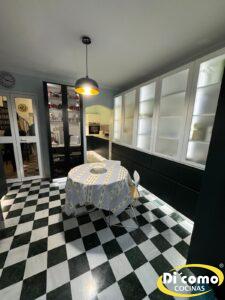 Os-presentamos-una-supercocina-con-un-suelo-y-contrastes-increibles-2-225x300 Di’Como Cocinas presenta una supercocina con suelo y contrastes increíblees: diseño a medida en Sevilla