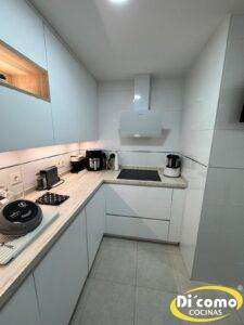 Cocina blanca con detalles en madera: diseño moderno y funcional de Di’Como Cocinas Cocinas Sevilla Una-nueva-cocina-en-tonos-blancos-con-detalles-en-madera-1-225x300 Cocina blanca con detalles en madera: diseño moderno y funcional de Di’Como Cocinas