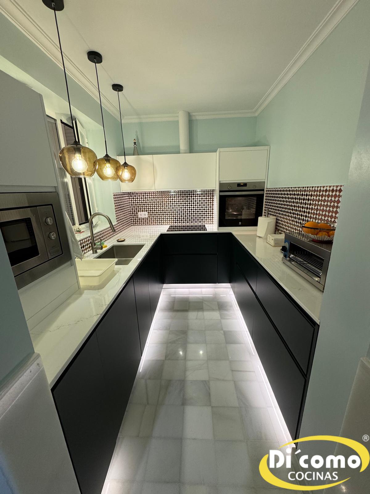 Di’Como Cocinas presenta una cocina en tonos verdes y negros: diseño innovador y funcionalidad en Sevilla