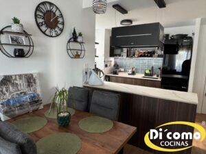 Cocina integrada con el salón en tonos negros: diseño, calidad y funcionalidad de Di’Como Cocinas Cocinas Sevilla WhatsApp-Image-2026-03-31-at-10.51.20-300x225 Cocina integrada con el salón en tonos negros: diseño, calidad y funcionalidad de Di’Como Cocinas