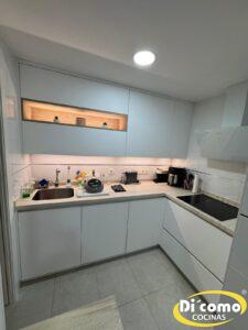 Di’Como Cocinas presenta una nueva cocina con tonos blancos: diseño, funcionalidad y elegancia en Sevilla Cocinas Sevilla cocinadiseno2-225x300 Di’Como Cocinas presenta una nueva cocina con tonos blancos: diseño, funcionalidad y elegancia en Sevilla