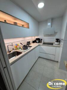 Di’Como Cocinas presenta una nueva cocina con tonos blancos: diseño, funcionalidad y elegancia en Sevilla Cocinas Sevilla cocinadiseno3-1-225x300 Di’Como Cocinas presenta una nueva cocina con tonos blancos: diseño, funcionalidad y elegancia en Sevilla
